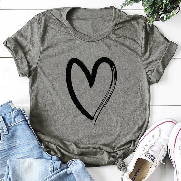 Tops - Heart print tee shirt gray black
